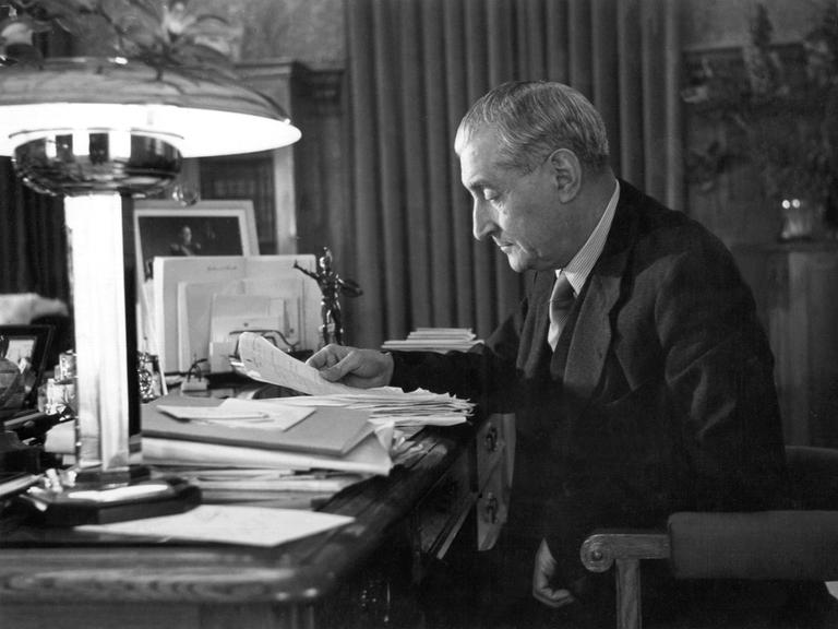 Der portugiesische Politiker António de Oliveira Salazar an seinem Schreibtisch. Von 1932 bis 1968 bekleidete er das Amt des Ministerpräsidenten und baute ein diktatorisches Regierungssystem auf.