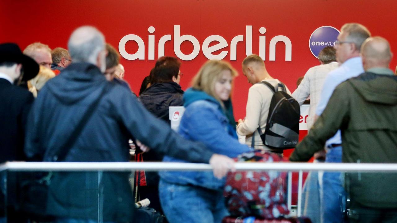 Am Schalter von Air Berlin warten am 12.09.2017 auf dem Flughafen in Düsseldorf Reisende, deren Flüge annuliert worden sind.
