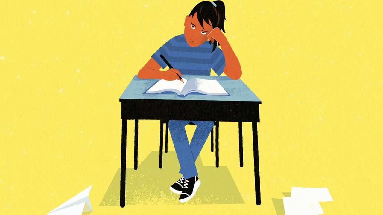 Ein Schulmädchen sitzt schreibend am Tisch und denkt nach. Ein Schulmädchen sitzt schreibend am Tisch und denkt nach.