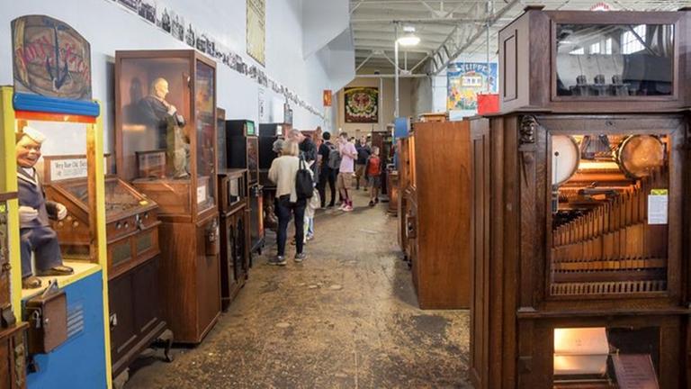 300 Automaten beherrbergt das Musée Mécanique, und jeden einzelnen davon können die Besucherinnen mit Vierteldollar-Münzen zum Leben erwecken. 300 Automaten beherrbergt das Musée Mécanique, und jeden einzelnen davon können die Besucherinnen mit Vierteldollar-Münzen zum Leben erwecken.