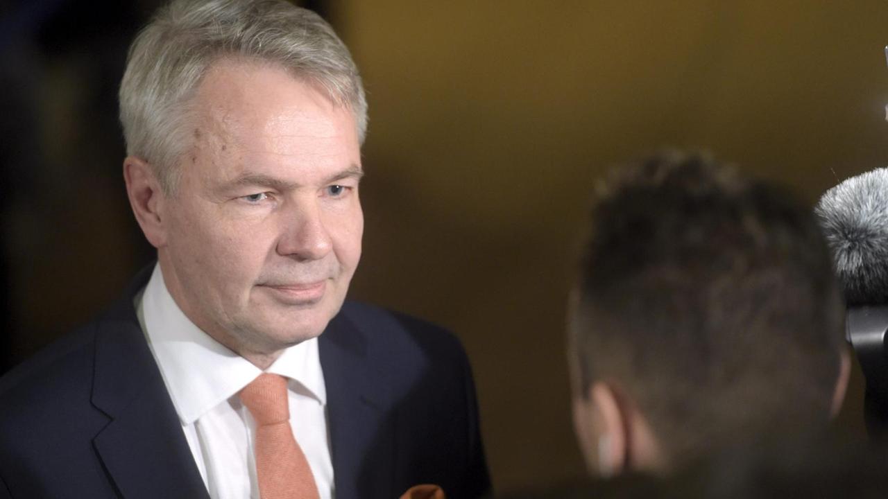 Der Parteivorsitzende der finnischen Grünen und Kandidat für die Präsidentschaftswahlen 2018, Pekka Haavisto, bei einem Gespräch mit Medienvertretern in Helsinki Der Parteivorsitzende der finnischen Grünen und Kandidat für die Präsidentschaftswahlen 2018, Pekka Haavisto, bei einem Gespräch mit Medienvertretern in Helsinki