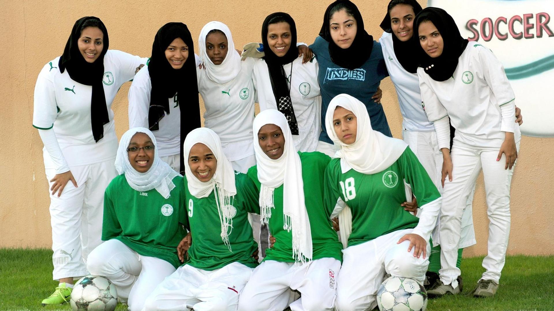 Saudische Mitglieder des King's United women football club posieren für ein Gruppenfoto im Stadion in Jeddah im Mai 2009 AFP PHOTO/OMAR SALEM (Photo by Omar Salem / AFP)