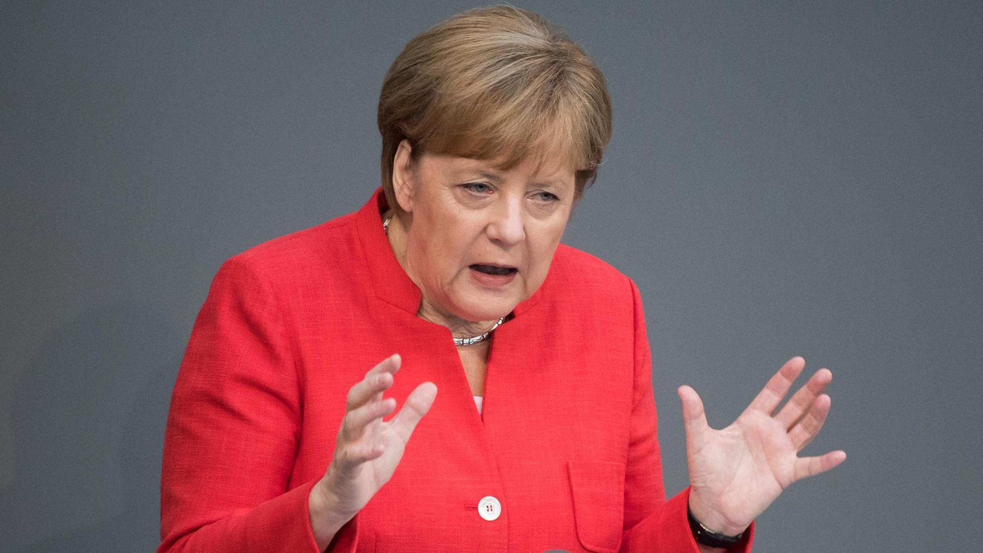 Bundeskanzlerin Angela Merkel (CDU) spricht bei der Plenarsitzung im Deutschen Bundestag.
