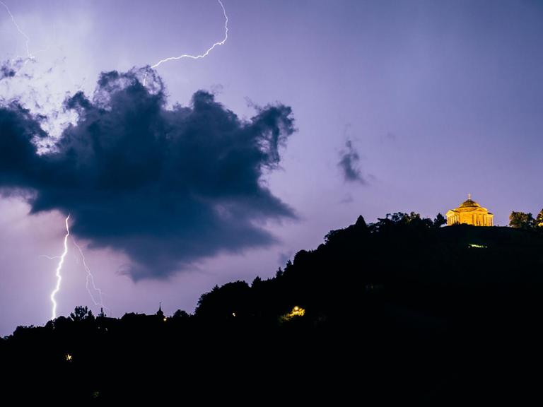 Ein Blitz schlägt am 24.06.2016 in der Nähe der Grabkapelle in Stuttgart (Baden-Württemberg) ein