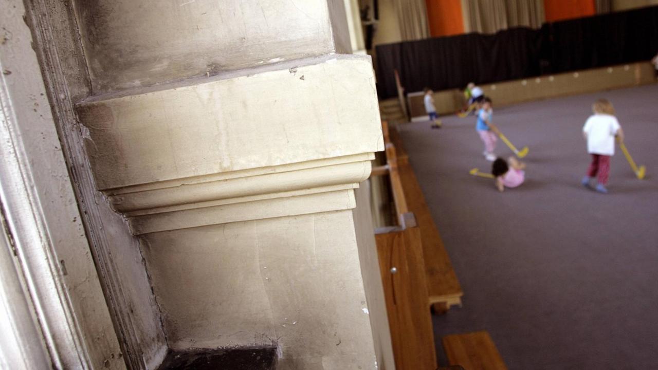 Marode Bausubstanz im Spiel - Sportunterricht in der Aula der Uckermark-Grundschule in Berlin Marode Bausubstanz im Spiel - Sportunterricht in der Aula der Uckermark-Grundschule in Berlin