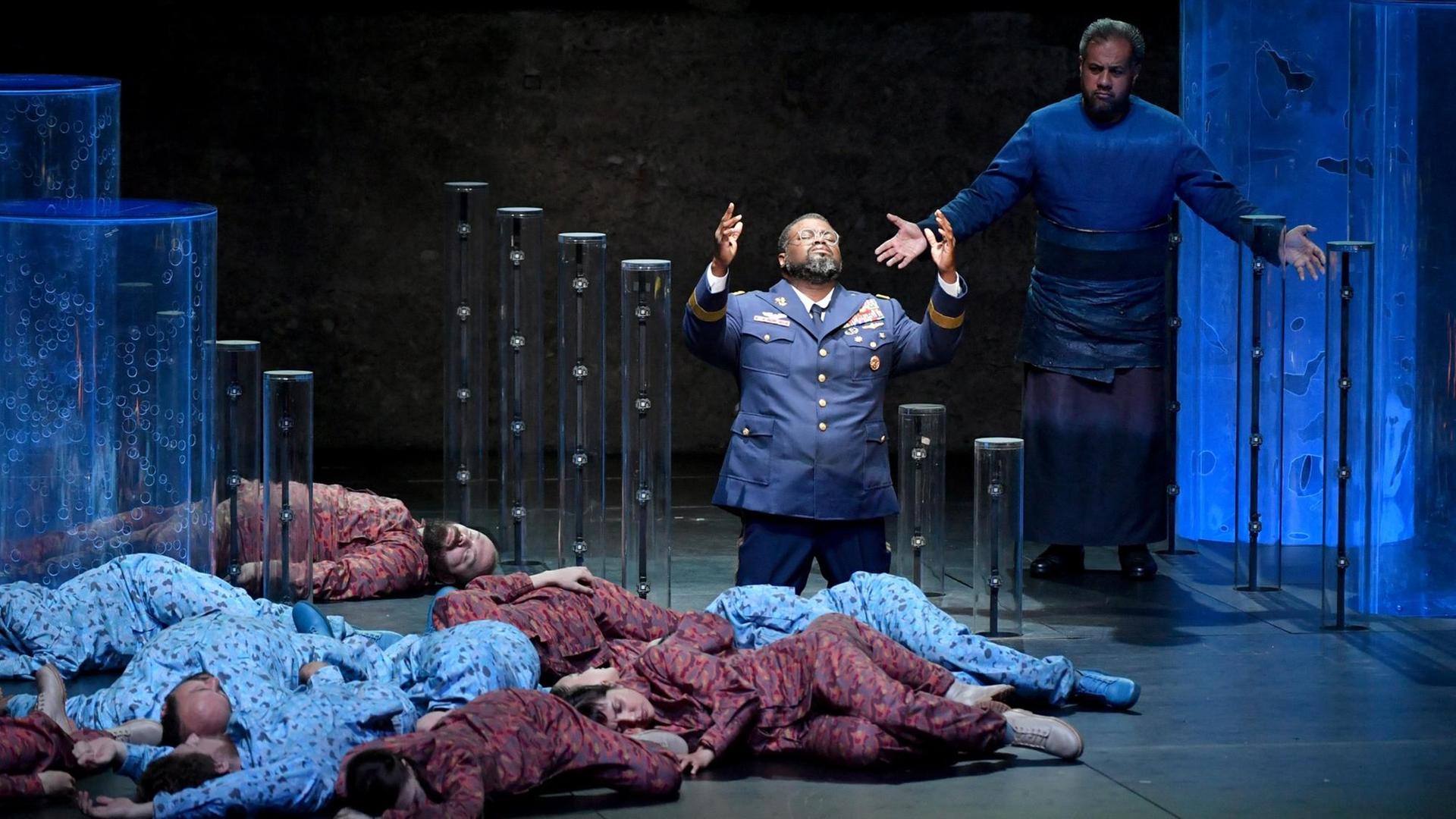 Russel Thomas (links) und Jonathan Lemalu auf der Bühne während der Fotoprobe von "Idomeneo" im Rahmen der Salzburger Festspiele. Russel Thomas (links) und Jonathan Lemalu auf der Bühne während der Fotoprobe von "Idomeneo" im Rahmen der Salzburger Festspiele.