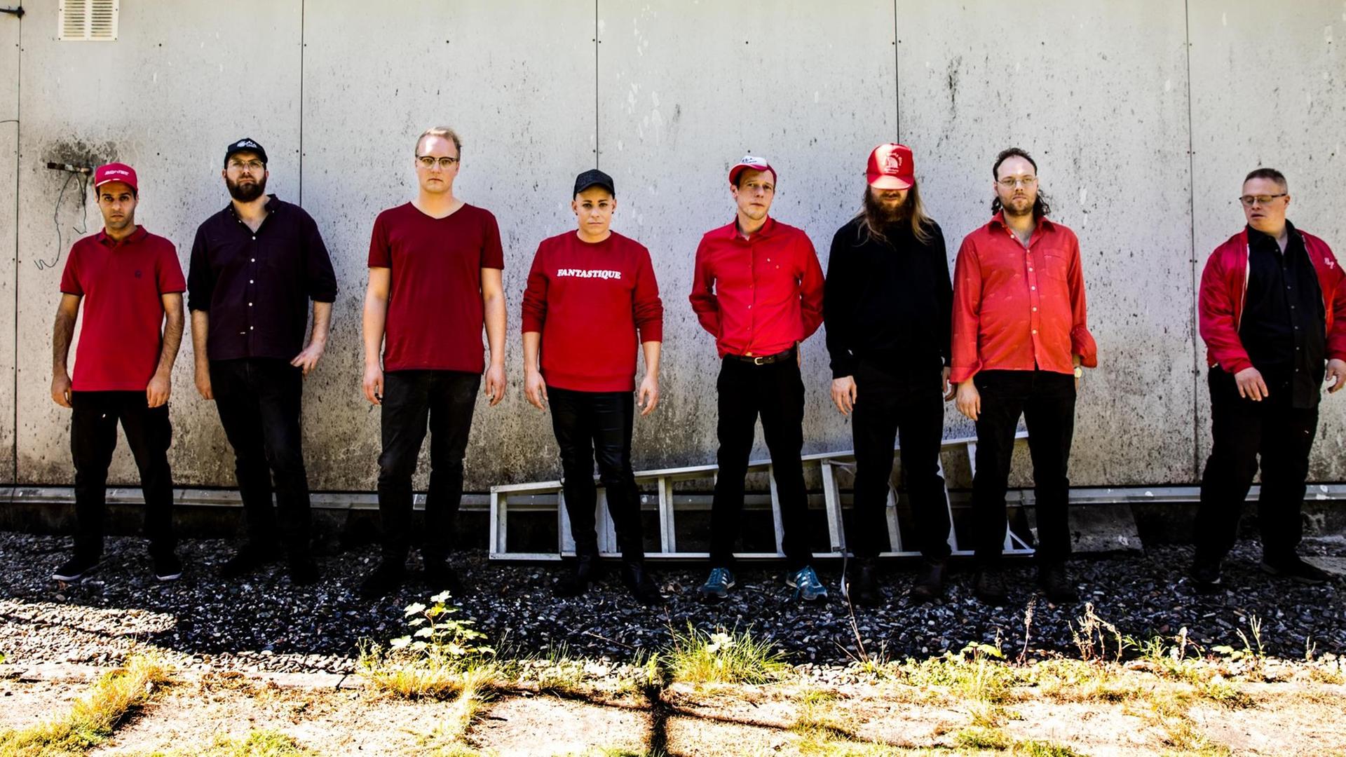 Die Mitglieder des Bandprojektes 'Station 17' von 2019 stehen nebeneinander. Die Mitglieder des Bandprojektes 'Station 17' von 2019 stehen nebeneinander.