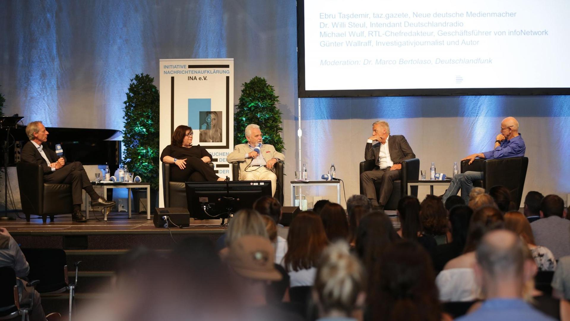 Blick aufs Podium beim beim 3. Kölner Forum für Journalismuskritik Blick aufs Podium beim beim 3. Kölner Forum für Journalismuskritik