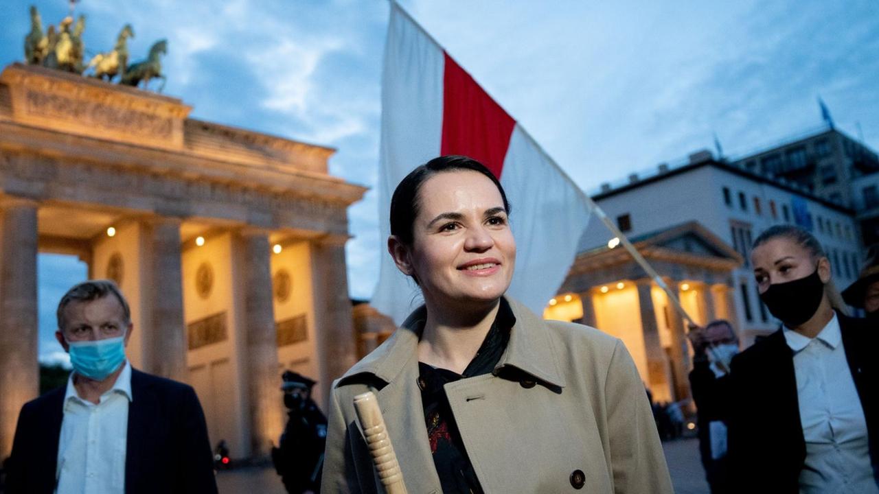 Die Oppositionsführerin Swetlana Tichanowskaja aus Belarus geht nach einem Auftritt vor Anhängern am Brandenburger Tor vorbei Die Oppositionsführerin Swetlana Tichanowskaja aus Belarus geht nach einem Auftritt vor Anhängern am Brandenburger Tor vorbei