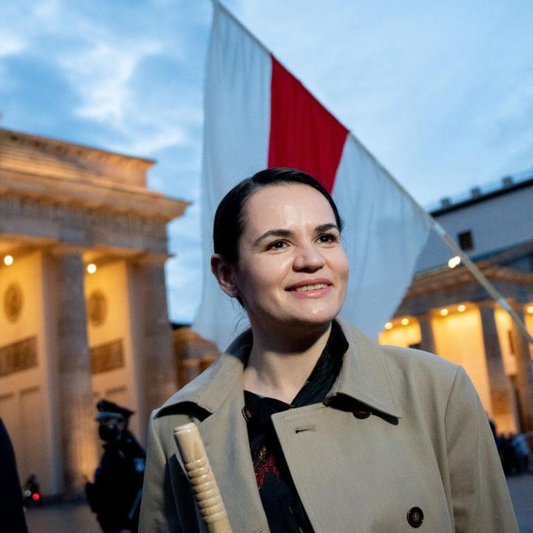 Die Oppositionsführerin Swetlana Tichanowskaja aus Belarus geht nach einem Auftritt vor Anhängern am Brandenburger Tor vorbei