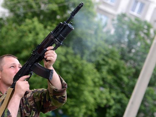 Ein prorussischer Separatist schießt in Lugansk auf die ukrainische Luftwaffe.