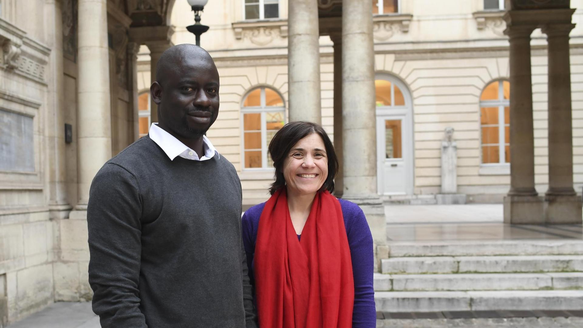 Französische Kunsthistorikerin Benedicte Savoy (R) und senegalesischer Ökonom Felwine Sarr (L) am 21.03.2018 in Paris. - Die zwei Akademiker wurden von Emmanuel Macron beauftragt einen Leitfaden für Frankreich zum Umgang mit kolonialen Objekten herauszugeben Französische Kunsthistorikerin Benedicte Savoy (R) und senegalesischer Ökonom Felwine Sarr (L) am 21.03.2018 in Paris. - Die zwei Akademiker wurden von Emmanuel Macron beauftragt einen Leitfaden für Frankreich zum Umgang mit kolonialen Objekten herauszugeben