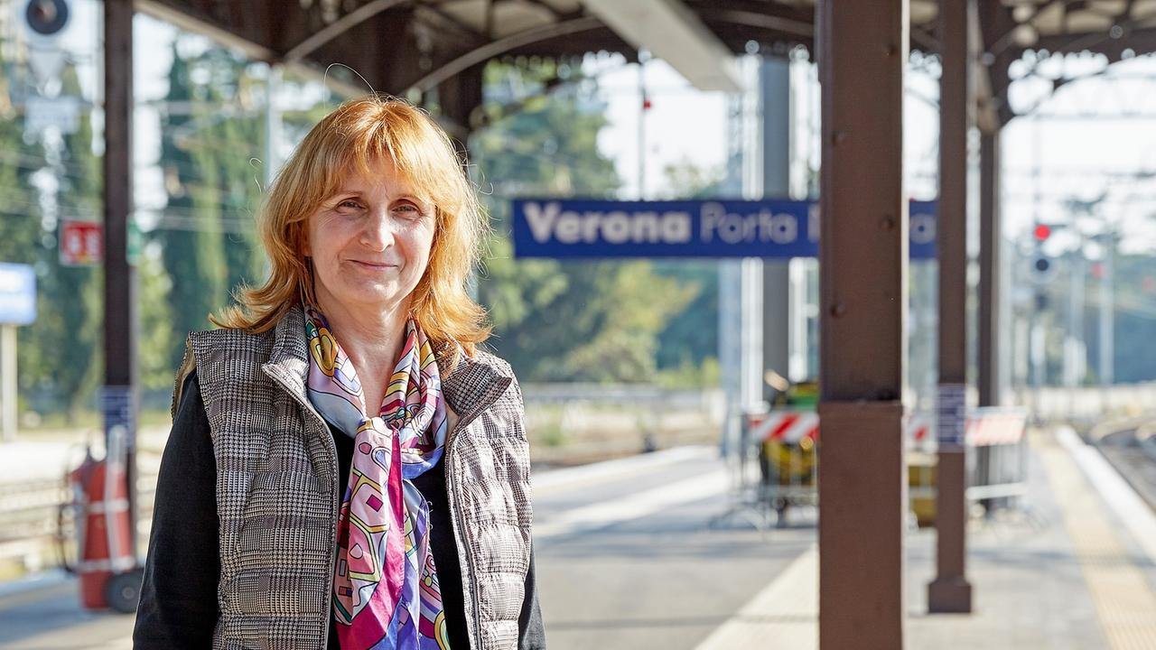 Passagierin Larissa aus Moskau steht auf dem Bahnsteig von Verona Passagierin Larissa aus Moskau steht auf dem Bahnsteig von Verona