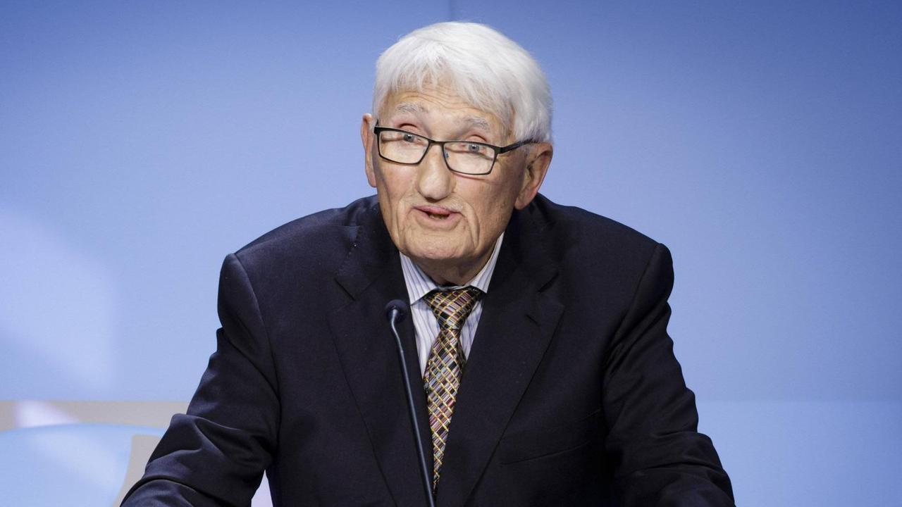 Der Soziologe und Philosoph Jürgen Habermas spricht bei der Preisverleihung des Deutsch-Franzoesischen Journalistenpreises im Juli 2018 in Berlin. Der Soziologe und Philosoph Jürgen Habermas spricht bei der Preisverleihung des Deutsch-Franzoesischen Journalistenpreises im Juli 2018 in Berlin.
