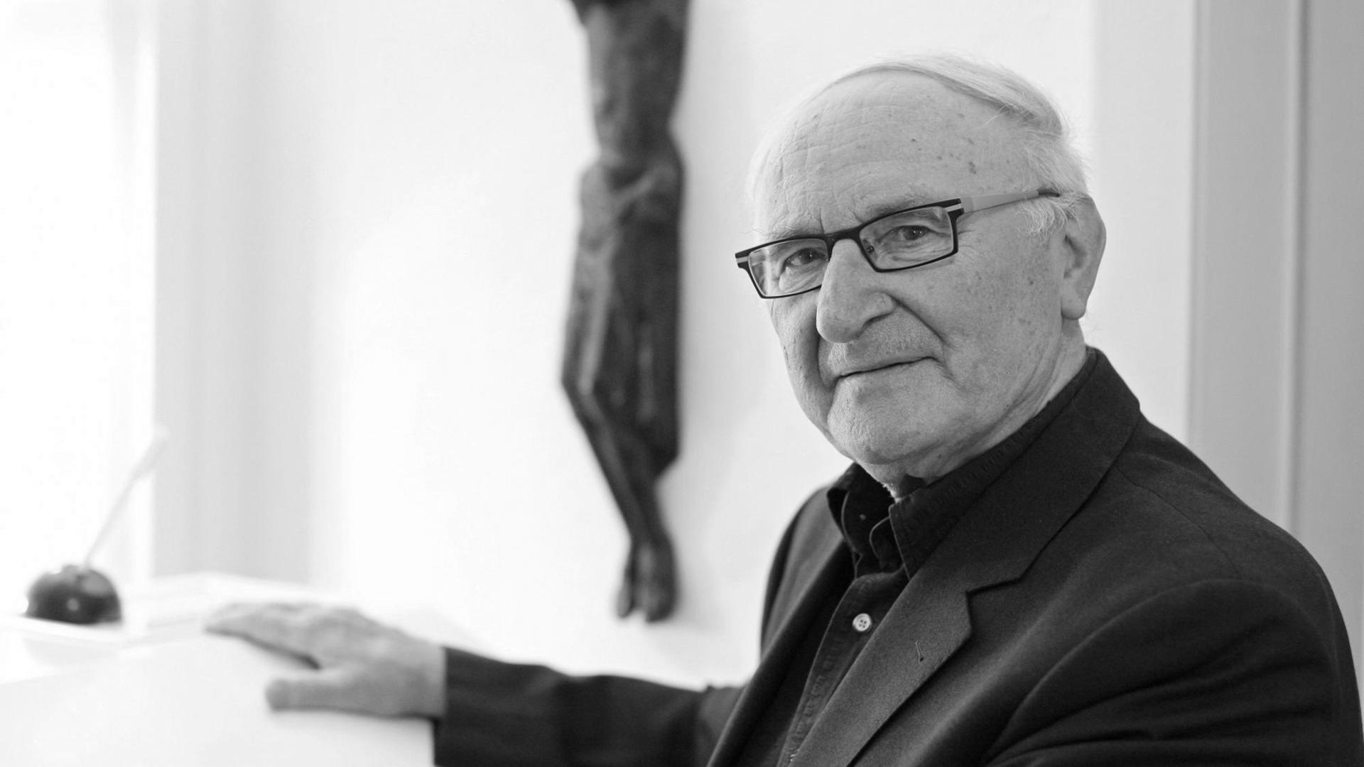Der Theologe Johann Baptist Metz steht am Freitag (18.07.2008) an einem Pult in seinem Haus in Münster. 30 Jahre lang lehrte Metz als Professor für Fundamentaltheologie an der Universität in Münster, wo er bis heute wohnt. Metz gilt als Begründer der von ihm selbst so benannten "neuen Politischen Theologie". Der Theologe Johann Baptist Metz steht am Freitag (18.07.2008) an einem Pult in seinem Haus in Münster. 30 Jahre lang lehrte Metz als Professor für Fundamentaltheologie an der Universität in Münster, wo er bis heute wohnt. Metz gilt als Begründer der von ihm selbst so benannten "neuen Politischen Theologie".