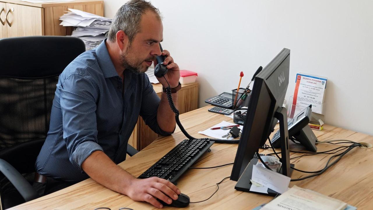 Schuldnerberater Jiri Hadas in seinem Büro im Behördenhaus von Usti im Norden Tschechiens Schuldnerberater Jiri Hadas in seinem Büro im Behördenhaus von Usti im Norden Tschechiens
