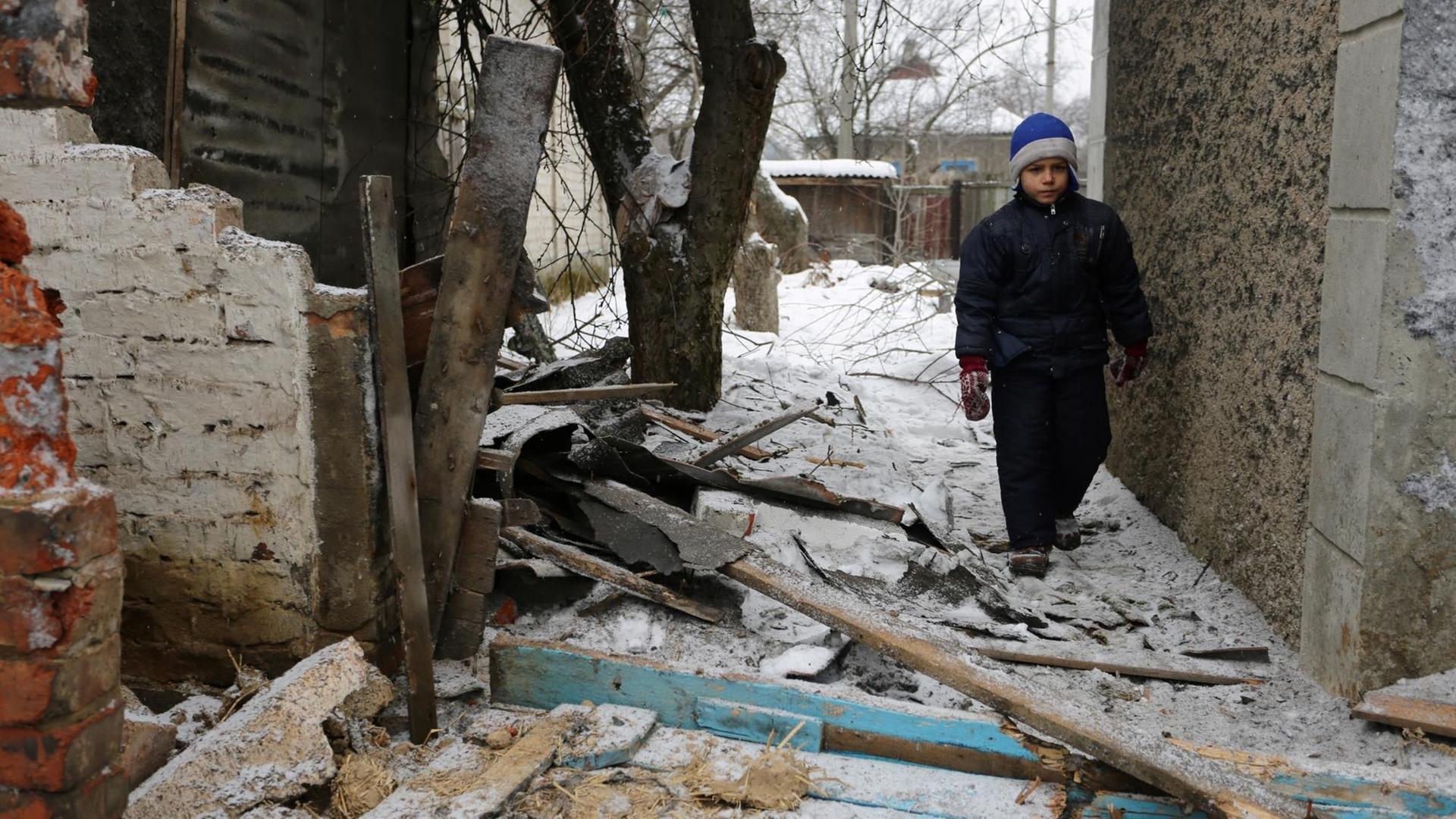 Ein Bewohner der umkämpften Stadt Awdijiwka in der Ost-Ukraine läuft durch eine zerstörte Straße mit Ruinen / AFP PHOTO / Aleksey FILIPPOV Ein Bewohner der umkämpften Stadt Awdijiwka in der Ost-Ukraine läuft durch eine zerstörte Straße mit Ruinen / AFP PHOTO / Aleksey FILIPPOV