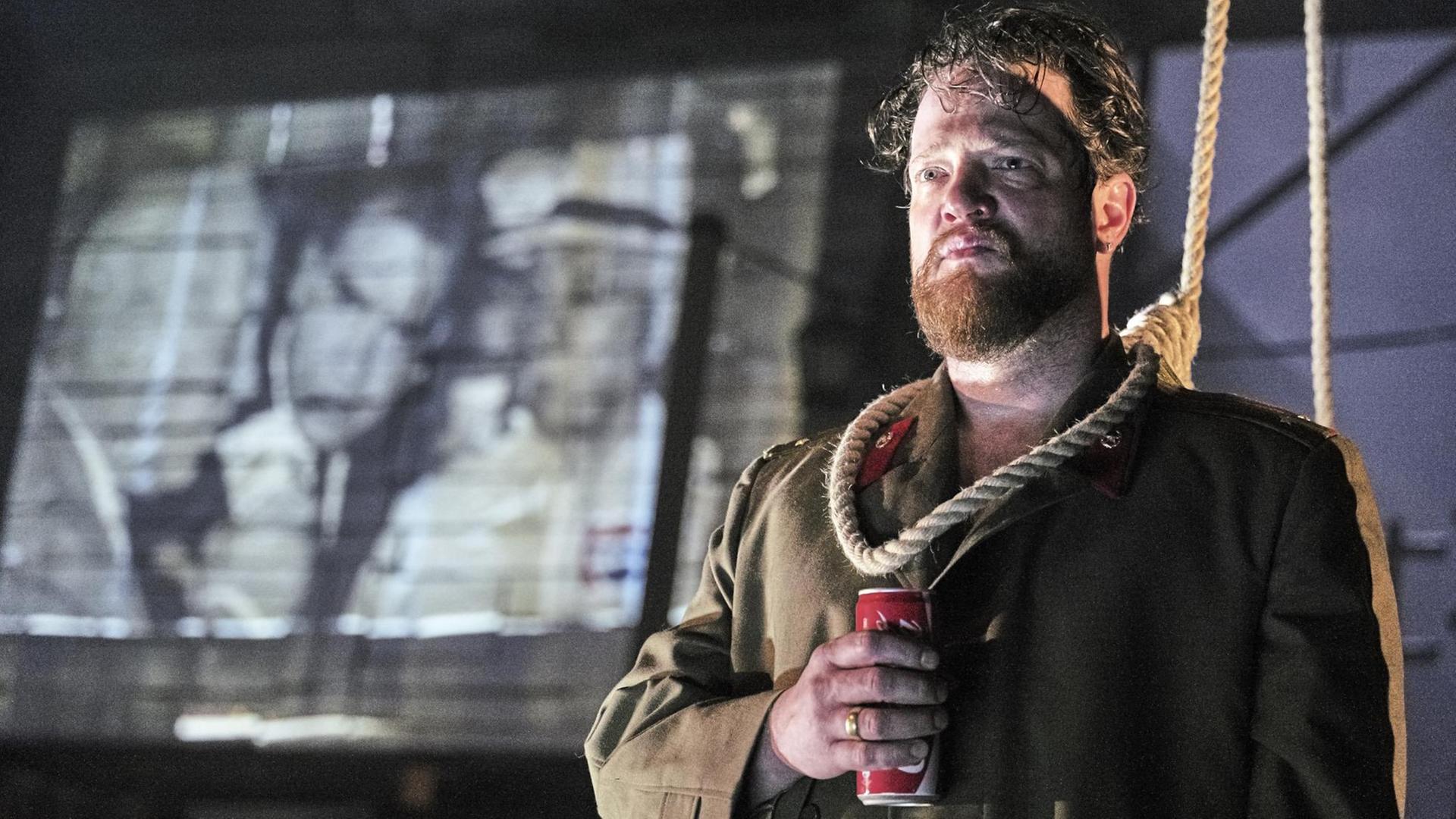 Das undatierte Probenfoto zeigt Aurel Manthei als Josef Švejk bei einer Fotoprobe des Theaterstücks «Die Abenteuer des guten Soldaten Švejk im Weltkrieg» im Residenztheater in München (Bayern). Das undatierte Probenfoto zeigt Aurel Manthei als Josef Švejk bei einer Fotoprobe des Theaterstücks «Die Abenteuer des guten Soldaten Švejk im Weltkrieg» im Residenztheater in München (Bayern).