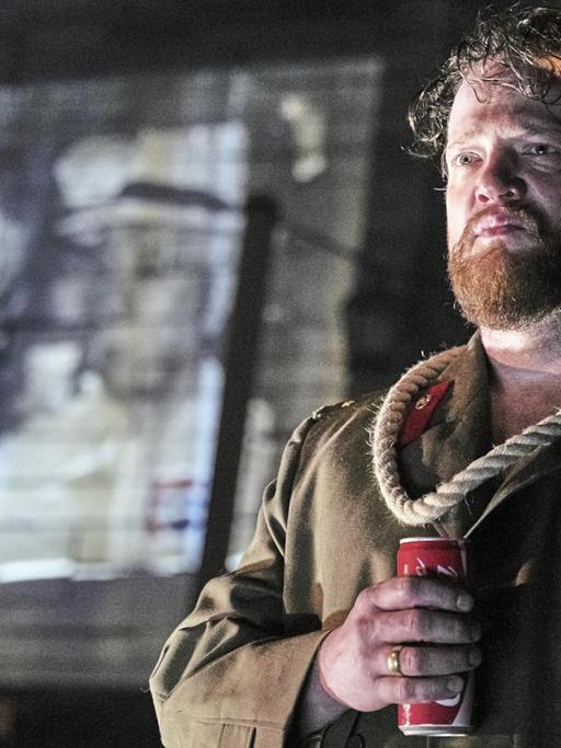 Das undatierte Probenfoto zeigt Aurel Manthei als Josef Švejk bei einer Fotoprobe des Theaterstücks «Die Abenteuer des guten Soldaten Švejk im Weltkrieg» im Residenztheater in München (Bayern).