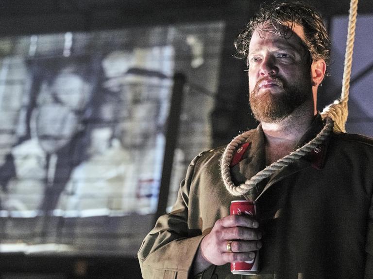 Das undatierte Probenfoto zeigt Aurel Manthei als Josef Švejk bei einer Fotoprobe des Theaterstücks «Die Abenteuer des guten Soldaten Švejk im Weltkrieg» im Residenztheater in München (Bayern).