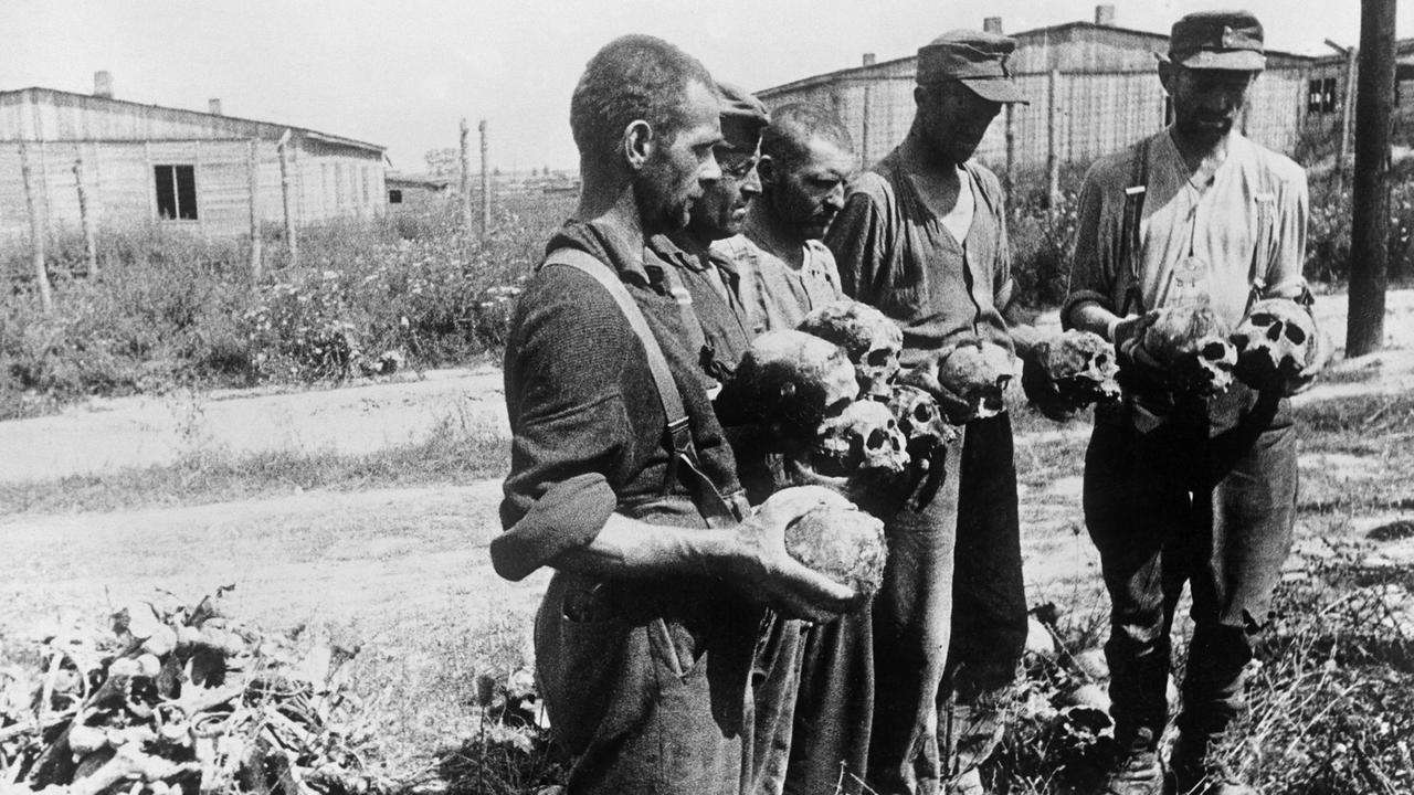Menschen nehmen Schädel in die Hand: Befreiung des KZ Majdanek bei Lublin am 24. Juli 1944. 