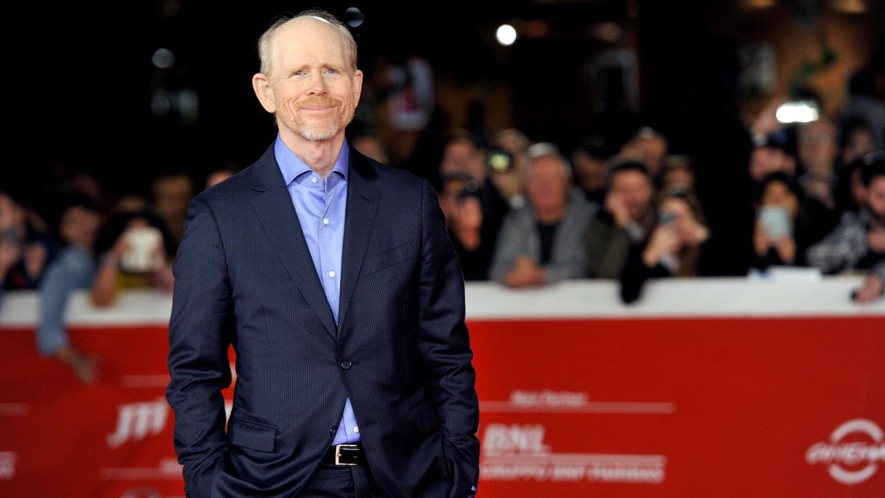 Ein älterer Mann steht bei dem 14. Internationalen Filmfestival von Rom auf dem roten Teppich. Ein älterer Mann steht bei dem 14. Internationalen Filmfestival von Rom auf dem roten Teppich.