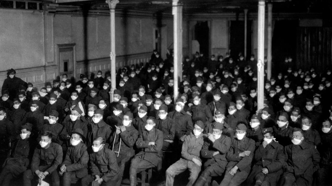Ein voller Kinosaal, alle tragen Maske. Ein voller Kinosaal, alle tragen Maske.