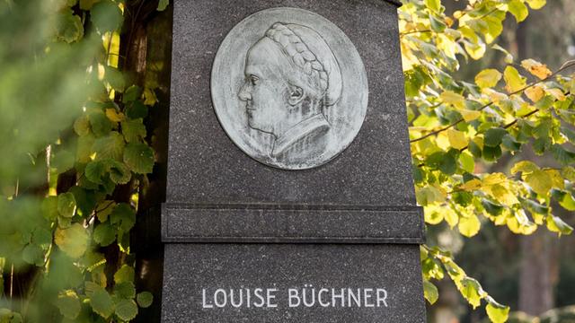 Ein Farbfoto zeigt einen Grabstein mit dem Profilrelief einer Frau über der Inschrift "Louise Büchner geb. 1821 gest. 1877"