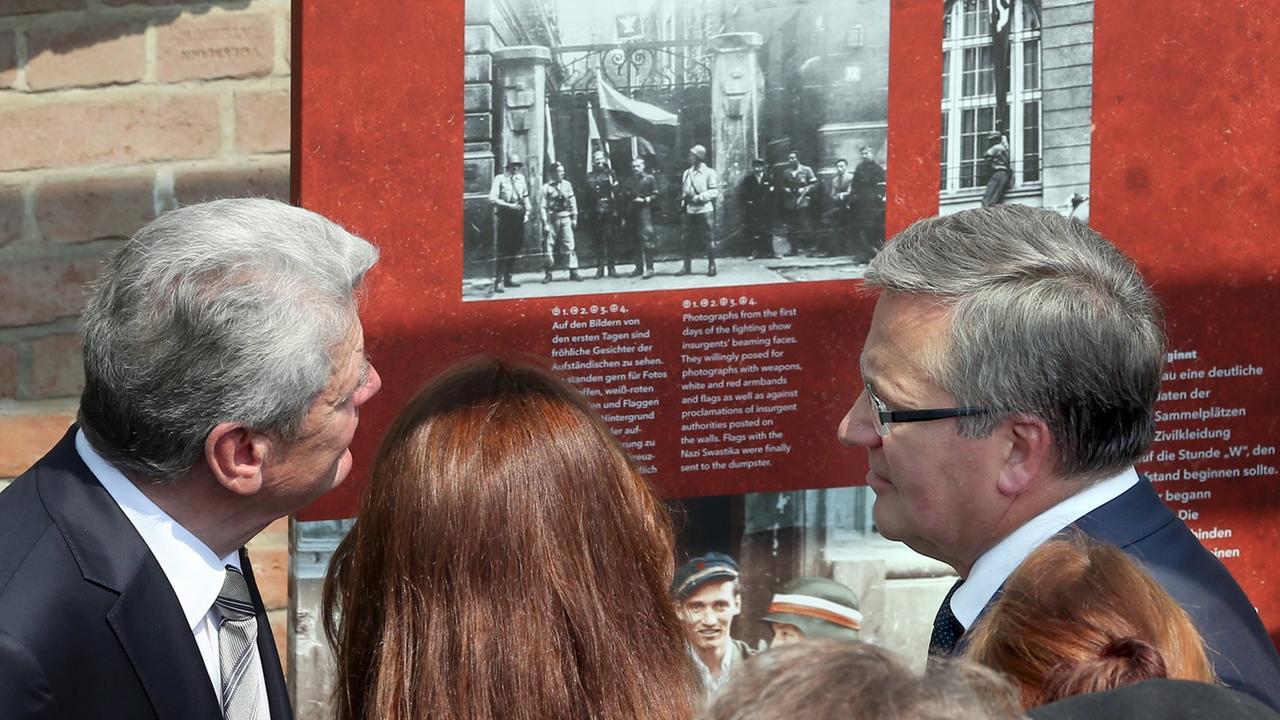 Bundespräsident Joachim Gauck (li.) und der polnische Präsident Bronislaw Komorowski eröffnen die Ausstellung "Der Warschauer Aufstand 1944" Bundespräsident Joachim Gauck (li.) und der polnische Präsident Bronislaw Komorowski eröffnen die Ausstellung "Der Warschauer Aufstand 1944"
