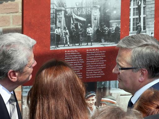 Bundespräsident Joachim Gauck (li.) und der polnische Präsident Bronislaw Komorowski eröffnen die Ausstellung "Der Warschauer Aufstand 1944"