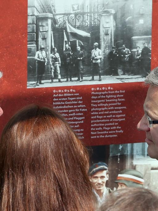 Bundespräsident Joachim Gauck (li.) und der polnische Präsident Bronislaw Komorowski eröffnen die Ausstellung "Der Warschauer Aufstand 1944"