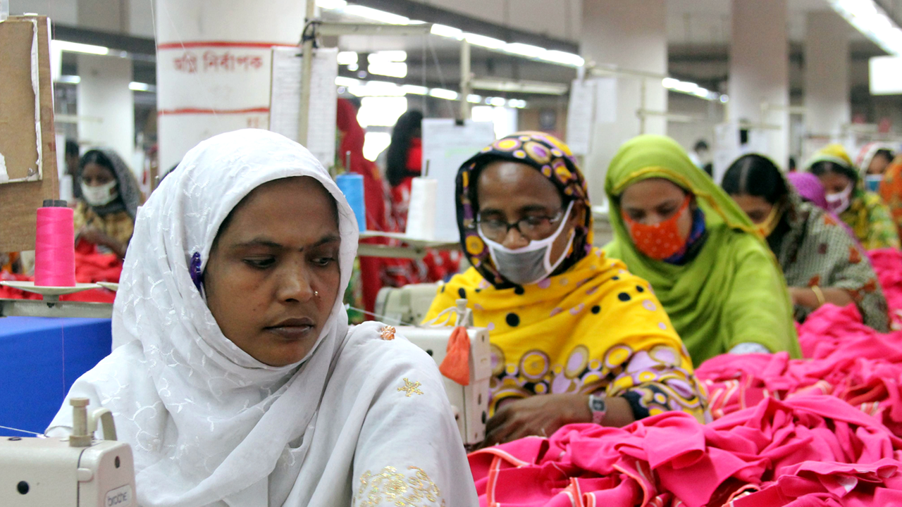 Frauen und Männer arbeiten in der Textilfabrik "One Composite Mills" in Gazipur, einem Vorort der Hauptstadt Dhaka in Bangladesch. Frauen und Männer arbeiten in der Textilfabrik "One Composite Mills" in Gazipur, einem Vorort der Hauptstadt Dhaka in Bangladesch.