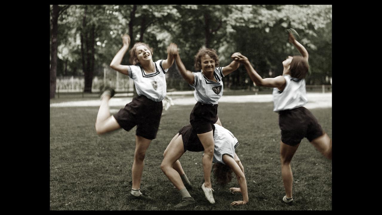 Vier junge Frauen bei Gymnastik im Freien in Berlin; Aufnahme vom Juli 1928, digital koloriert. Vier junge Frauen bei Gymnastik im Freien in Berlin; Aufnahme vom Juli 1928, digital koloriert.
