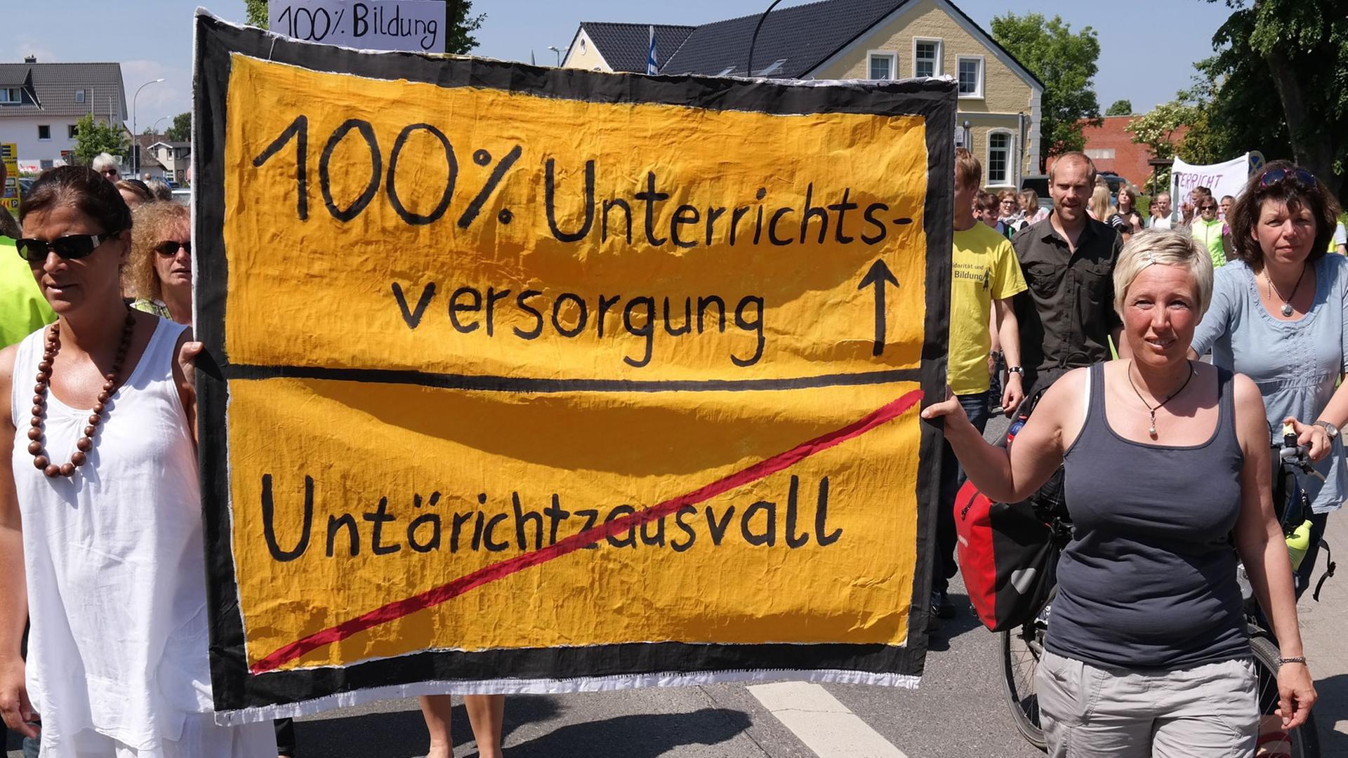 Eltern und Schüler demonstrieren am 04.06.2014 in Satrup (Schleswig-Holstein). Etwa 1600 Eltern und Schüler haben am Mittwoch im Kreis Schleswig-Flensburg für eine bessere Unterrichtsversorgung demonstriert. Eltern und Schüler demonstrieren am 04.06.2014 in Satrup (Schleswig-Holstein). Etwa 1600 Eltern und Schüler haben am Mittwoch im Kreis Schleswig-Flensburg für eine bessere Unterrichtsversorgung demonstriert.