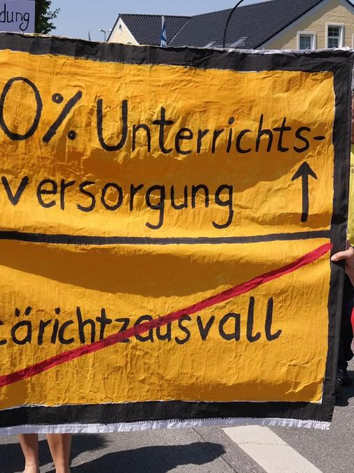 Eltern und Schüler demonstrieren am 04.06.2014 in Satrup (Schleswig-Holstein). Etwa 1600 Eltern und Schüler haben am Mittwoch im Kreis Schleswig-Flensburg für eine bessere Unterrichtsversorgung demonstriert.