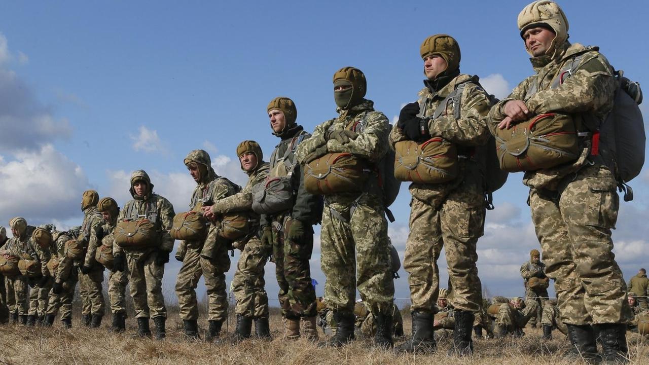 Ukrainische Soldaten während einer Übung in der Nähe von Zhytomyr. Sie stehen in einer langen Reihe. Ukrainische Soldaten während einer Übung in der Nähe von Zhytomyr. Sie stehen in einer langen Reihe.