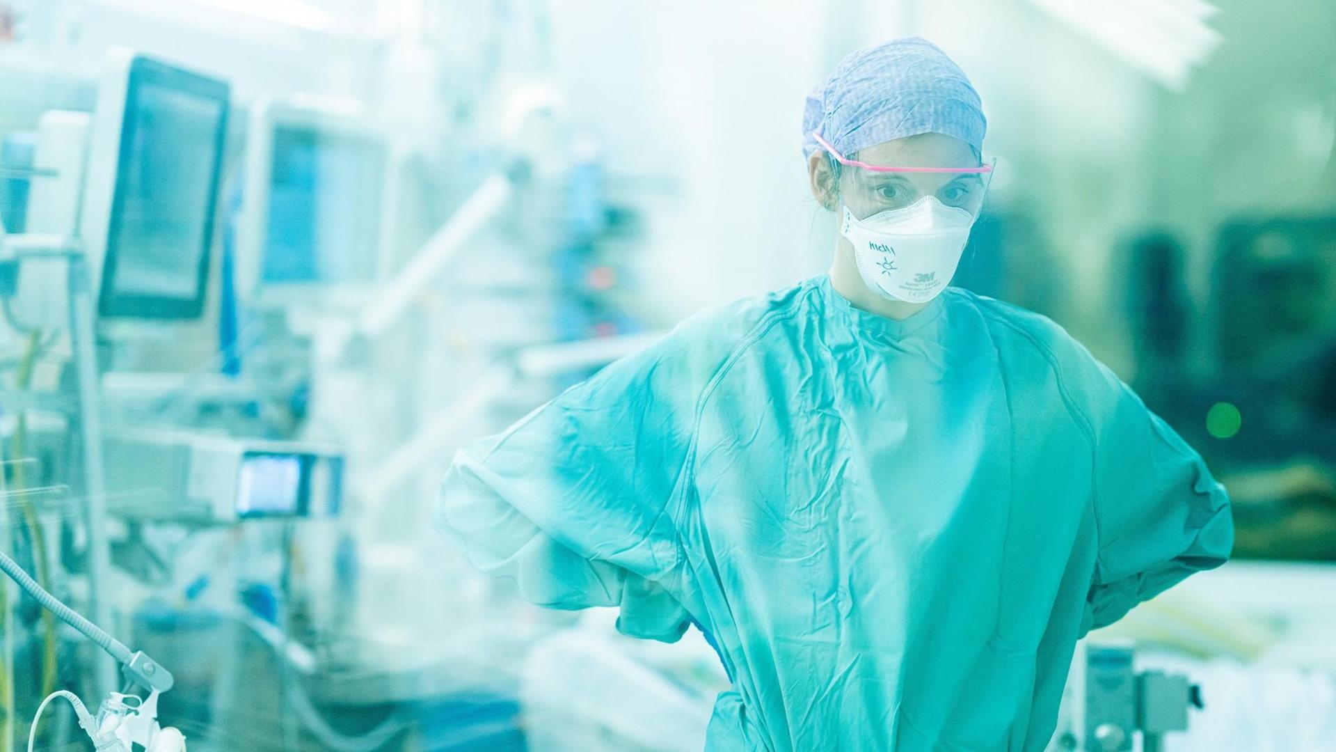 Intensivpflegerin steht auf der Covid-Intensivstation der Dresdner Uniklinik vor einem Bett Intensivpflegerin steht auf der Covid-Intensivstation der Dresdner Uniklinik vor einem Bett