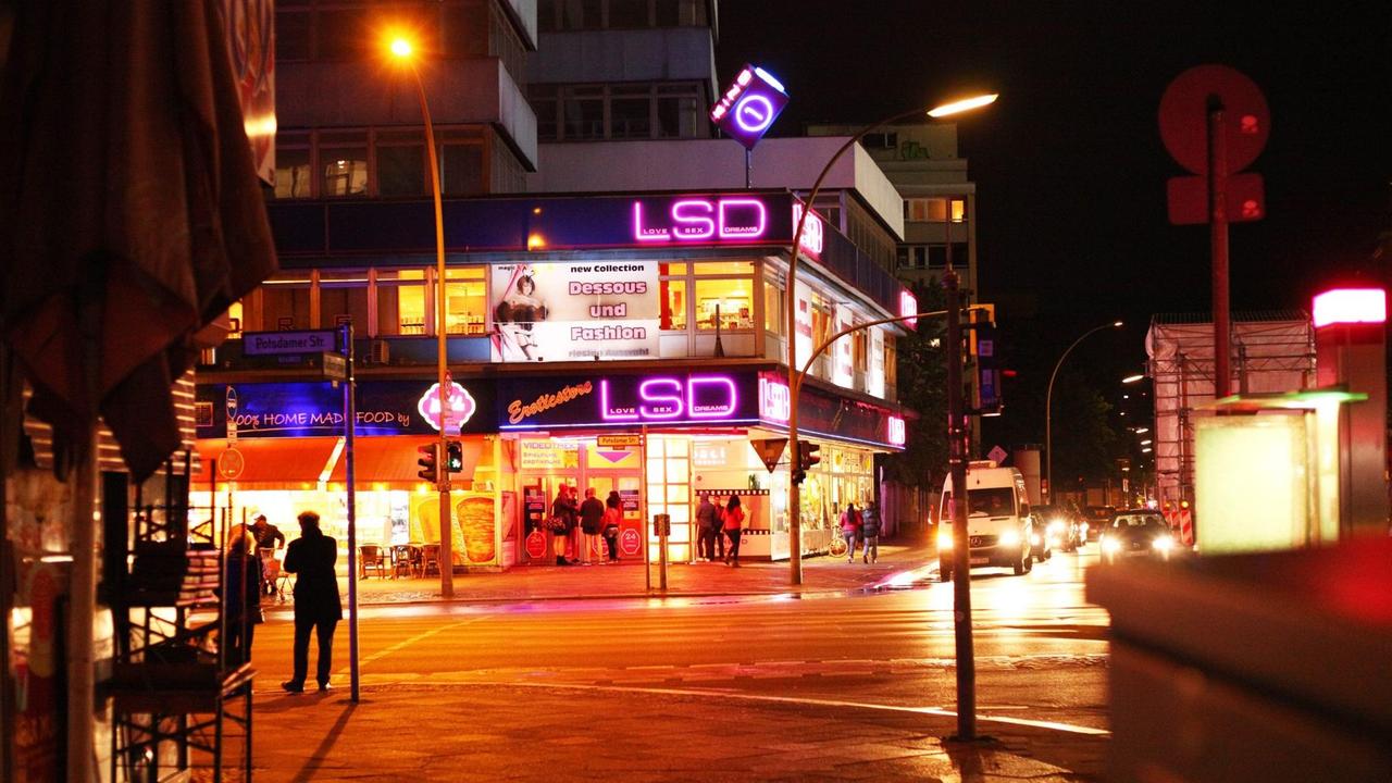 Prostituierte stehen nachts auf dem Straßenstrich an der Kurfürstenstraße im Stadtteil Schöneberg. Prostituierte stehen nachts auf dem Straßenstrich an der Kurfürstenstraße im Stadtteil Schöneberg.