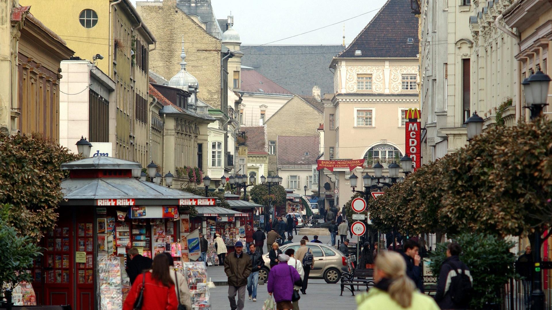 Györ in Ungarn: Blick in eine der zahlreichen kleinen Gassen der barocken Altstadt Györ in Ungarn: Blick in eine der zahlreichen kleinen Gassen der barocken Altstadt