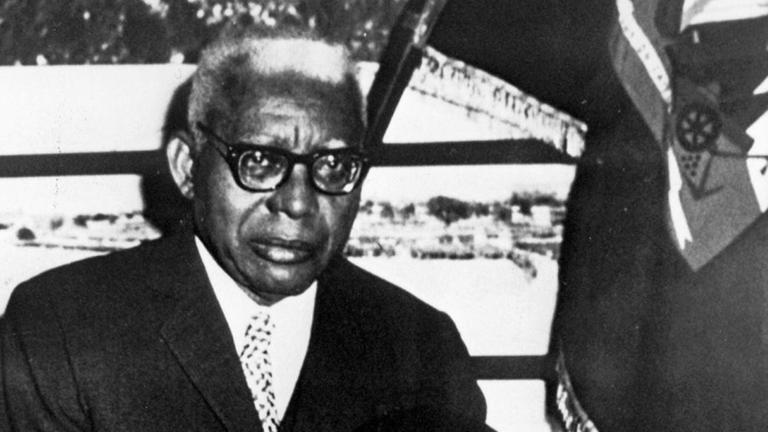 Undatierte Aufnahme des haitianischen Präsidenten und Diktators Francois Duvalier, genannt "Papa Doc"(hinten), mit seinem Sohn und Amtsnachfolger Jean-Claude Duvalier, genannt "Baby Doc". Undatierte Aufnahme des haitianischen Präsidenten und Diktators Francois Duvalier, genannt "Papa Doc"(hinten), mit seinem Sohn und Amtsnachfolger Jean-Claude Duvalier, genannt "Baby Doc".