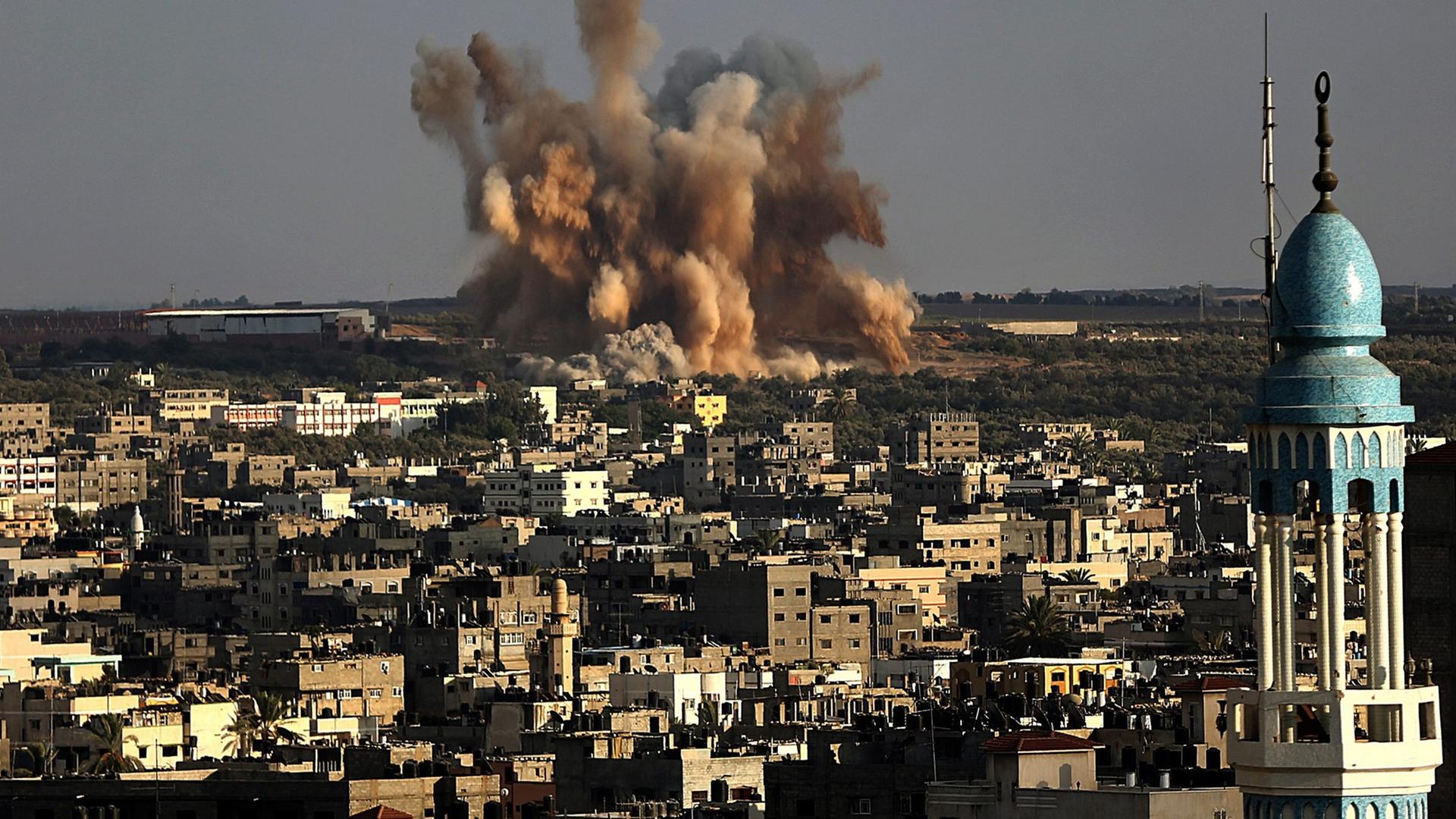Rauch steigt über Gaza-Stadt auf, nachdem eine israelische Rakete eingeschlagen ist. Rauch steigt über Gaza-Stadt auf, nachdem eine israelische Rakete eingeschlagen ist.