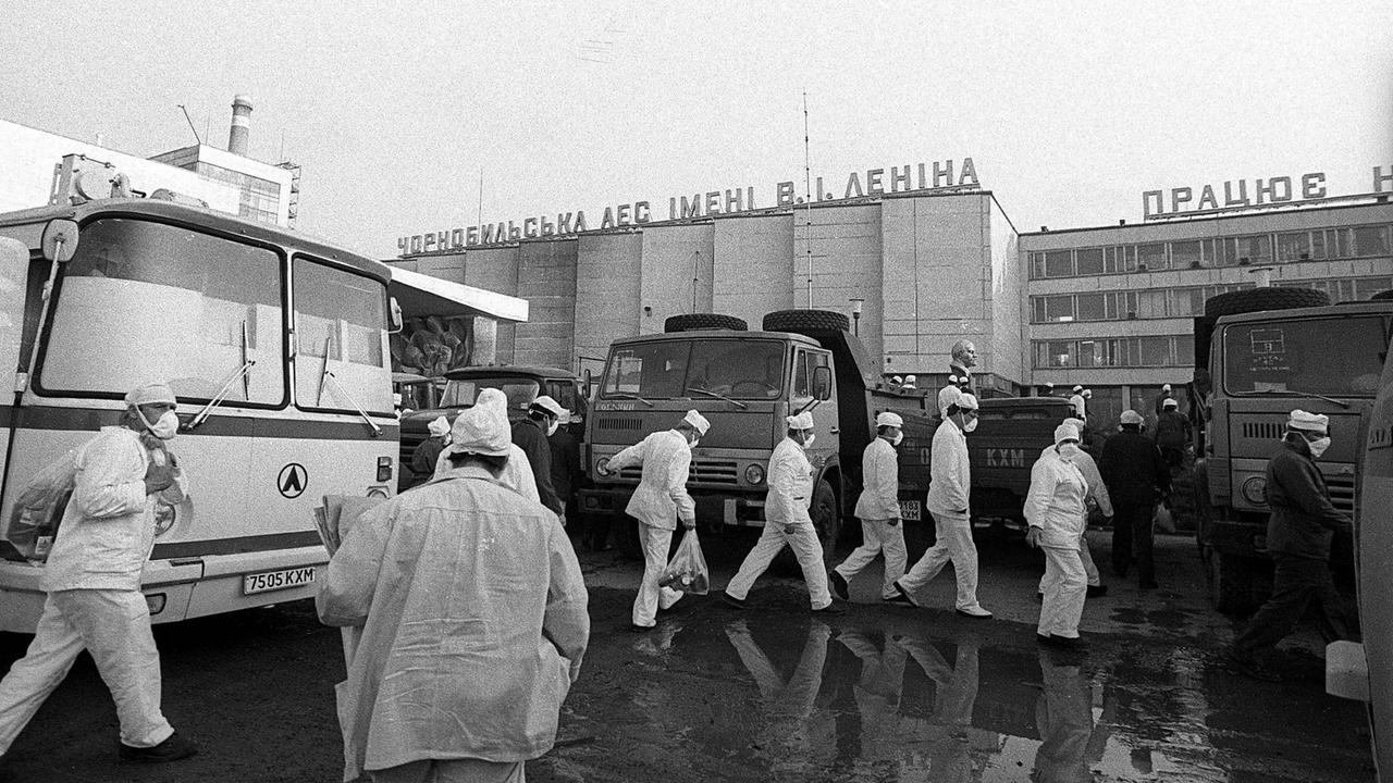 Liquidatoren vor dem Atomkraftwerk Tschernobyl nach dem Super-GAU.