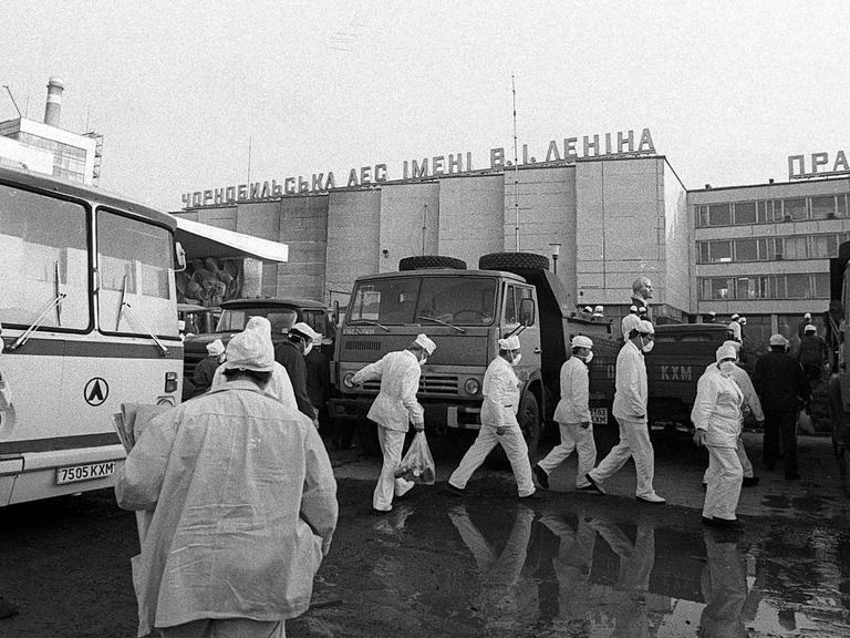 Liquidatoren vor dem Atomkraftwerk Tschernobyl nach dem Super-GAU.