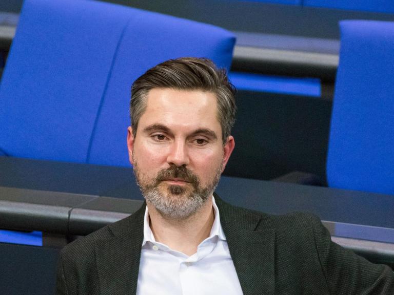 Fabio De Masi mit nachdenklichem Blick, während einer Sitzung des deutschen Bundestags.
