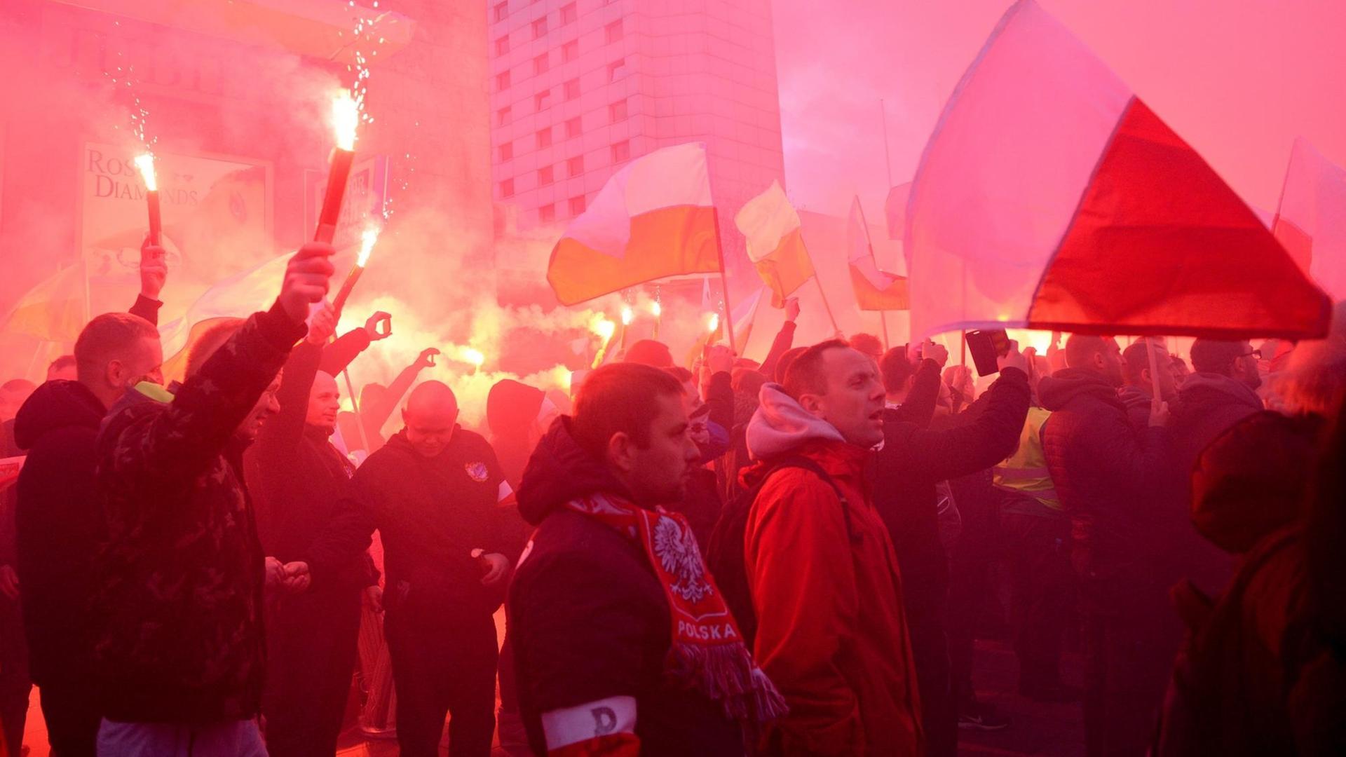 Bengalisches Feuer auf einer Nationalisten-Demo in Warschau Bengalisches Feuer auf einer Nationalisten-Demo in Warschau