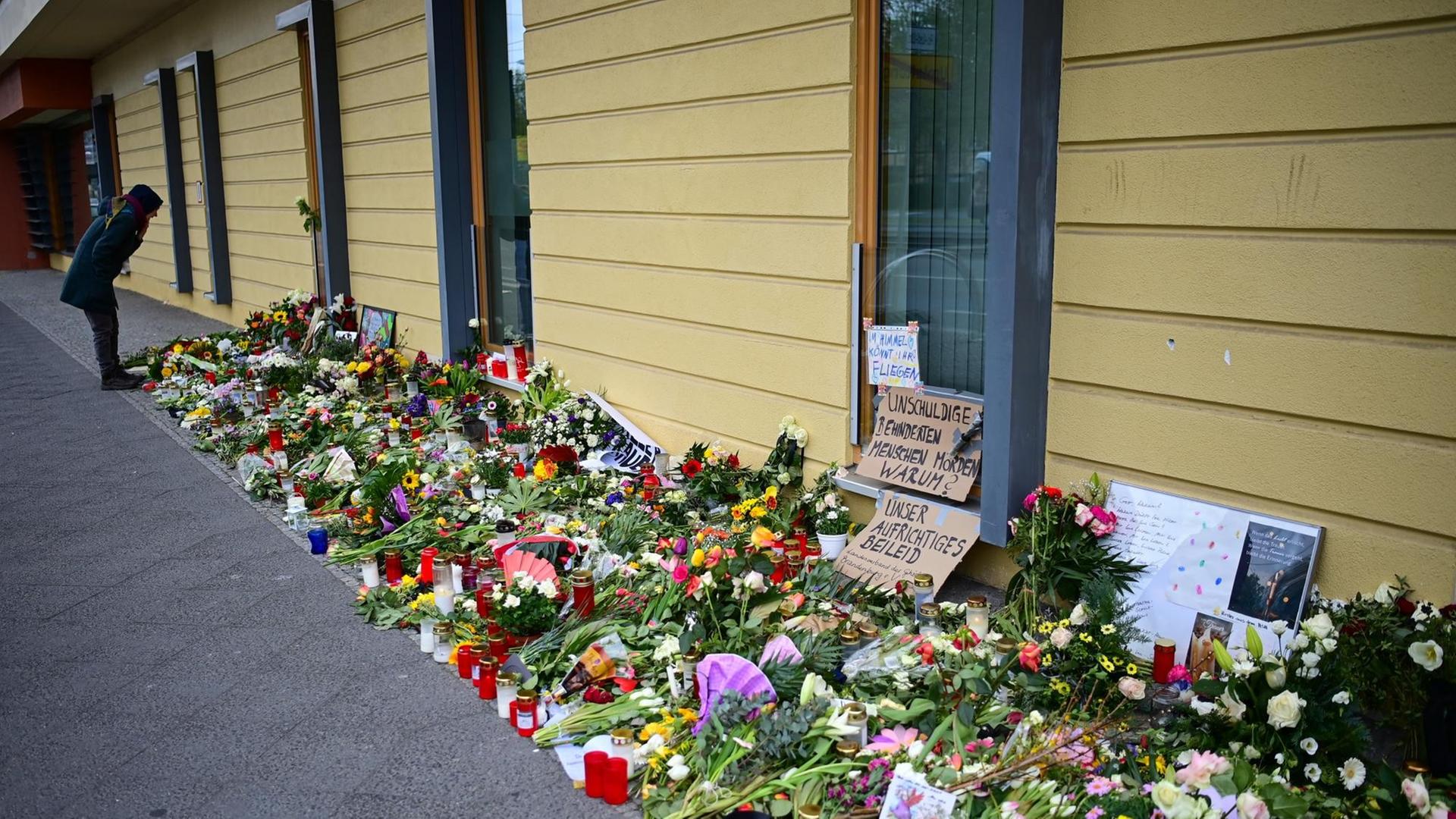 Eine Frau betrachtet vor dem Thusnelda von Saldern Haus der Einrichtung Oberlinhaus die Blumen und Beileidsbekundungen. In der diakonischen Einrichtung waren am 28.04.2021 vier Leichen und eine schwer verletzte Person gefunden worden. Eine Frau betrachtet vor dem Thusnelda von Saldern Haus der Einrichtung Oberlinhaus die Blumen und Beileidsbekundungen. In der diakonischen Einrichtung waren am 28.04.2021 vier Leichen und eine schwer verletzte Person gefunden worden.