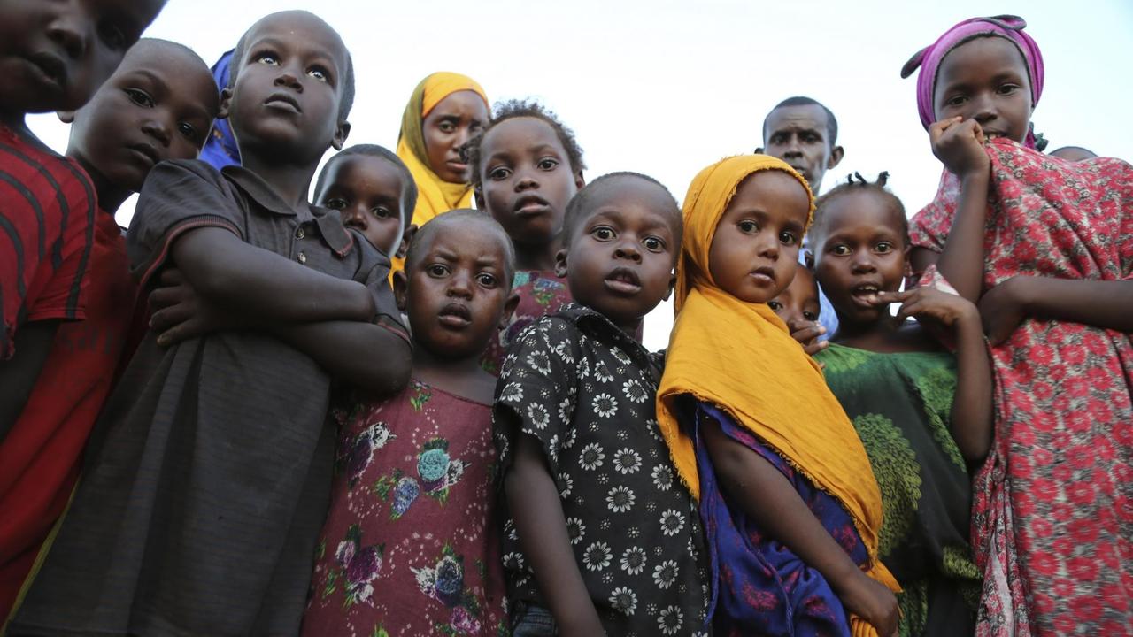 Binnenlüchtlinge in Somalia - vor allem Kinder - schauen in einem Camp in die Kameras