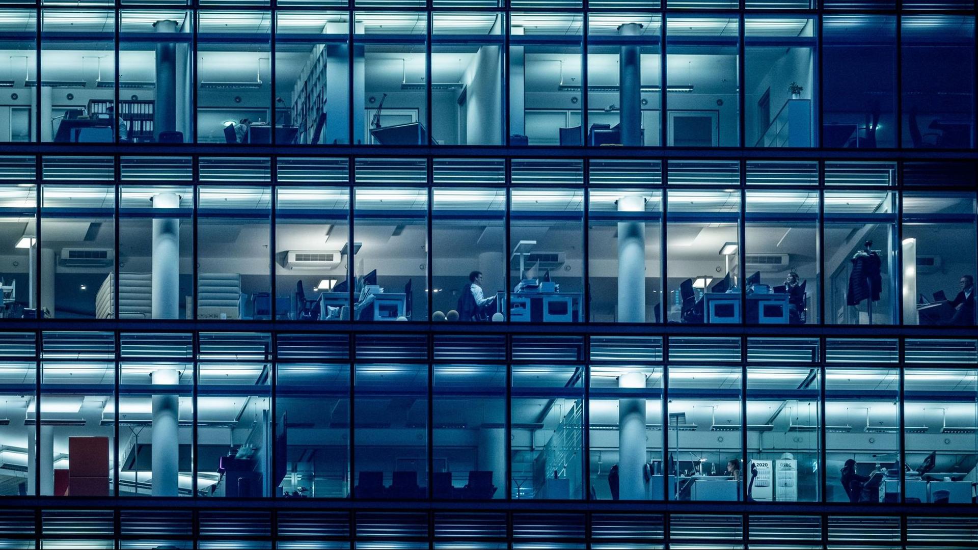 Wenige Menschen arbeiten am späten Nachmittag in einem Bürogebäude am Kurfürstendamm Wenige Menschen arbeiten am späten Nachmittag in einem Bürogebäude am Kurfürstendamm