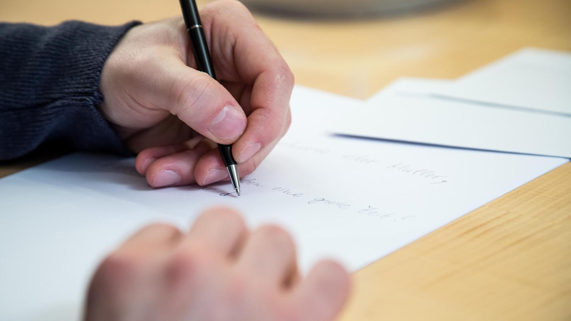 Ein Mann schreibt einen Brief Ein Mann schreibt einen Brief