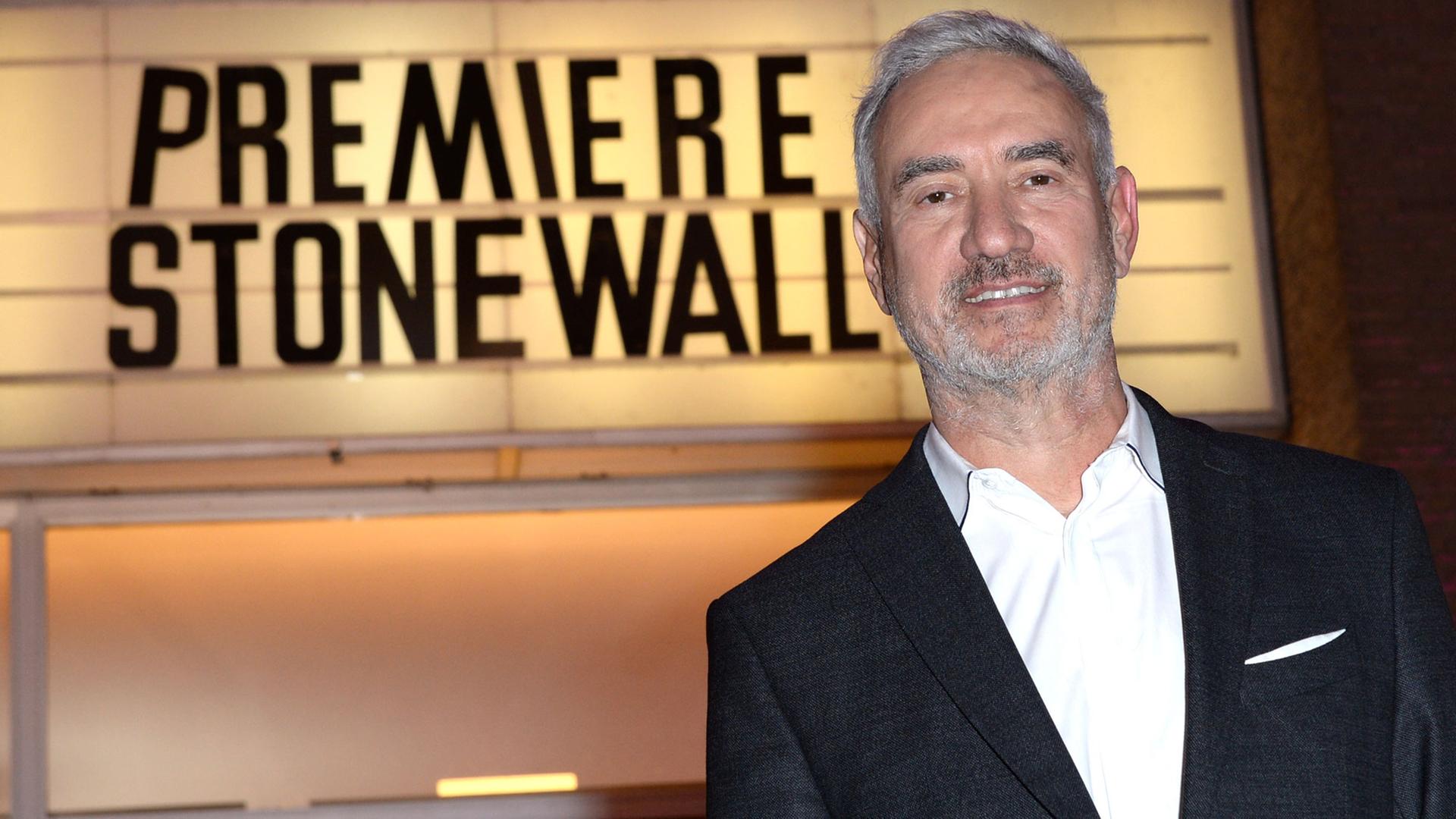 Regisseur Roland Emmerich vor der Kino-Leuchttafel mit der Aufschrift "Premiere Stonewall" Regisseur Roland Emmerich vor der Kino-Leuchttafel mit der Aufschrift "Premiere Stonewall"